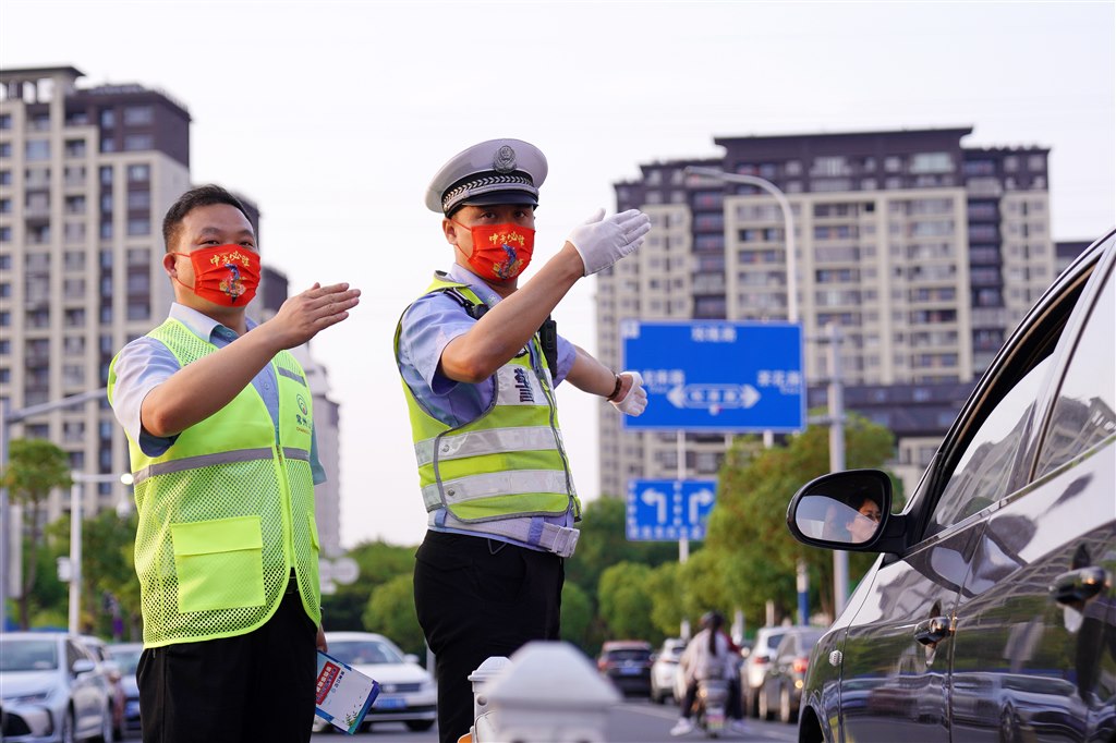 配合交警在考点疏导交通.jpg